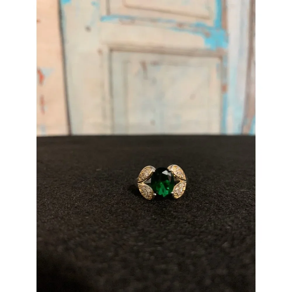 Sterling Silver Ring with Central Green Stone - Picture 8 of 8